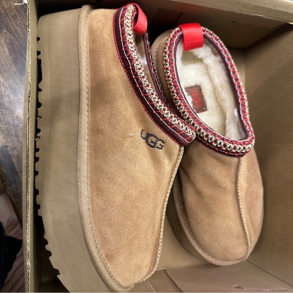 Brand New Never Worn Tazz Uggs 9 - Picture 2 of 6